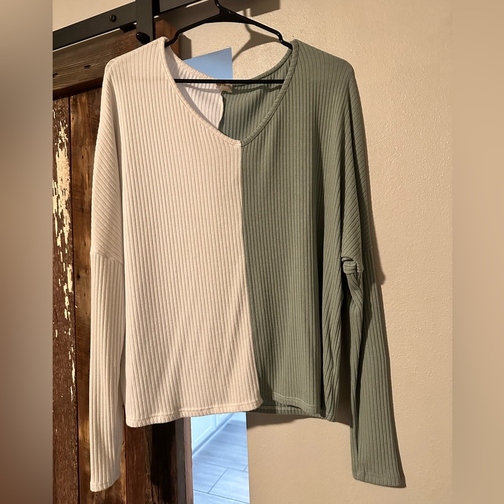 Fantastic Fawn Sage Green and White Color Block Top Size Small